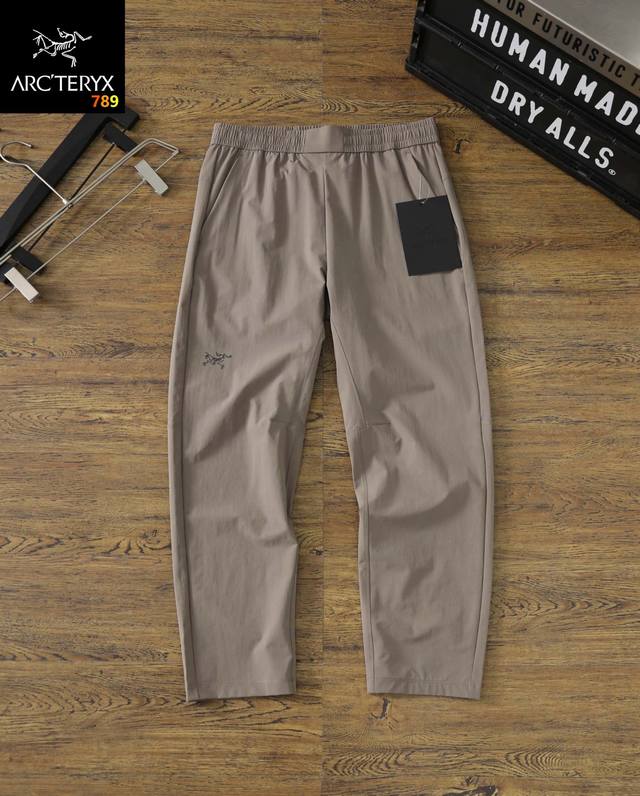 Arc‘Teryx 始祖鸟新款印花Logo轻量户外男士运动休闲速干长裤！ 四维弹！防水透气！带抽绳 调节松紧！ 想要买高货 鸟家高端出品！轻量男子商务休闲长裤！