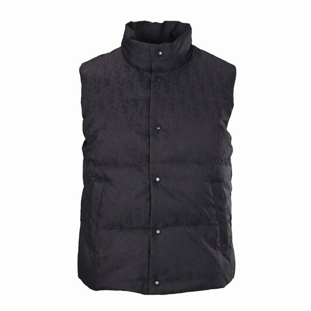 Dior迪奥Cd 老花满印暗纹羽绒马甲 面料上应用激光提花技术，使整件衣服凹凸有致，立体感更强。定织高密度缎面尼龙材质，结合暗纹提花织法，使得羽绒马甲具有极高的