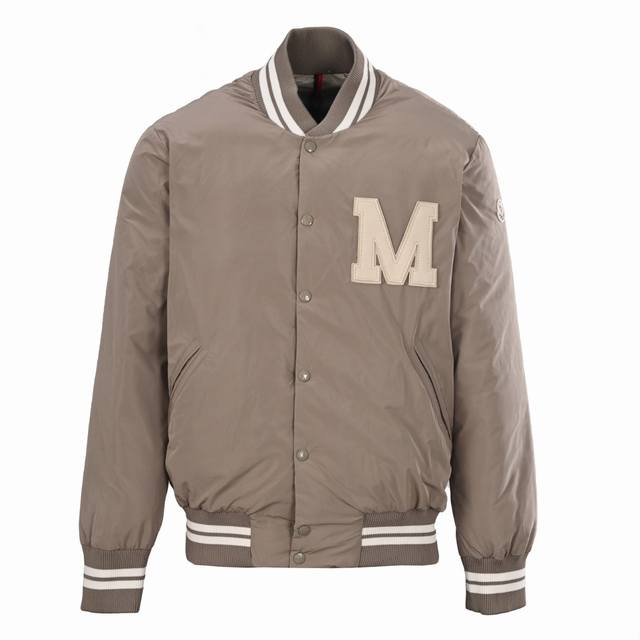 Moncler蒙口Mc Lateltin M标学院风羽绒夹克外套 汲取了学院风格的经典元素，在羽绒夹克上饰有蒙口品牌的标识和精心设计的字母组合贴片刺绣，罗纹针织