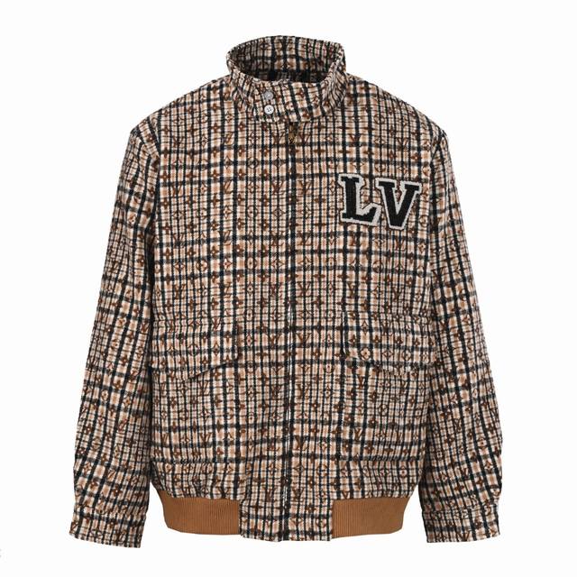 Louis Vuitton 路易威登Lv 刺绣徽章满印老花格纹夹克外套 驴家 新款哈灵顿束腰夹克向英伦遛狗绅士崇尚的丹迪精裁采撷灵感，以全幅 Monogram