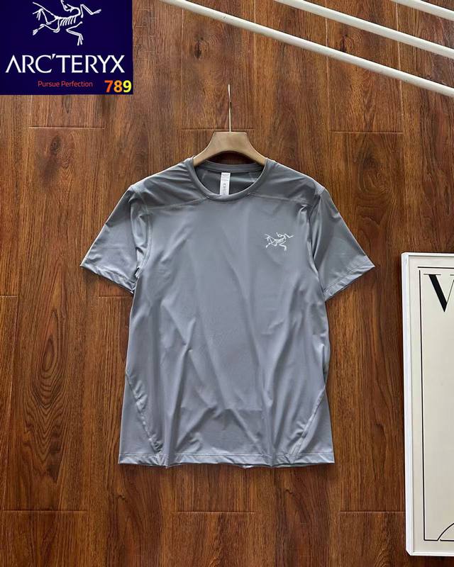 Arcteryx 始祖鸟印花小Logo冰丝高弹速干透气短袖T恤 采用新品冰丝速干面料，不褪色不变形不缩水手感超级柔软 ，超适合夏天，柔软光滑 上身柔和舒适，活动