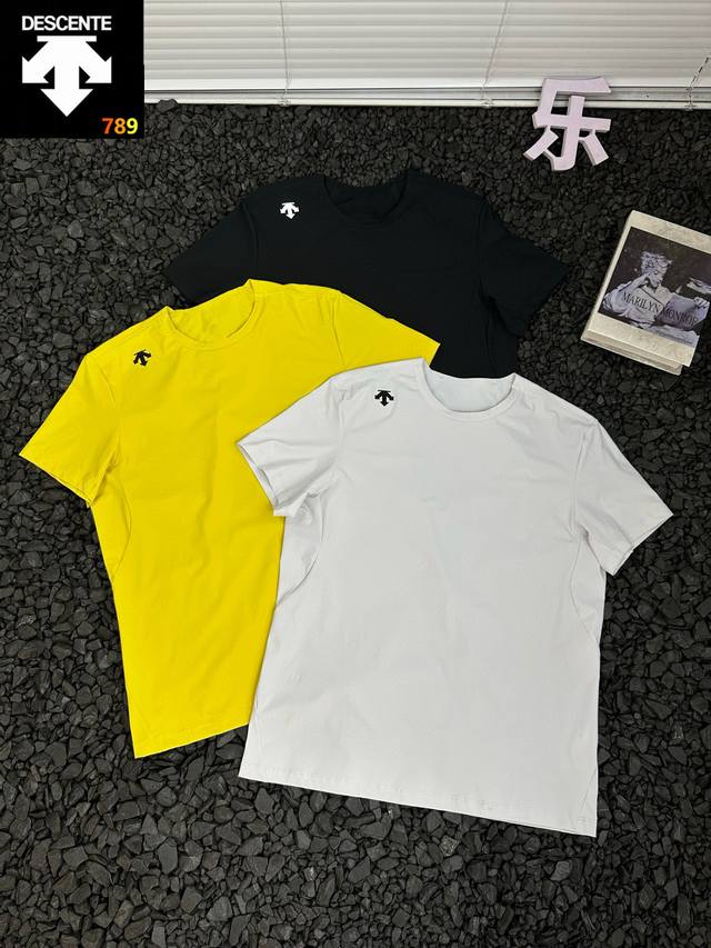 迪桑特Descente户外运动休闲纯色简约时尚百搭立体橡胶品牌Logo纯色印圆领套头休闲透气速干短袖T恤 男女同款 想要一件能轻松切换运动场与街头的T恤？迪桑特