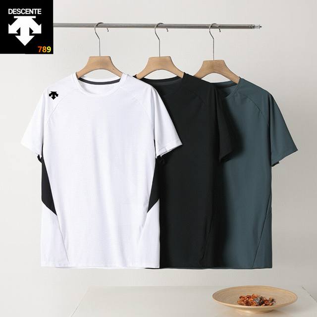 品名:Descente 迪桑特男士训练速干运动圆领短袖T桖2 颜色：原子灰 雅黑 墨茶绿 尺码：M-4Xl 面料:77%锦纶，23%氨纶