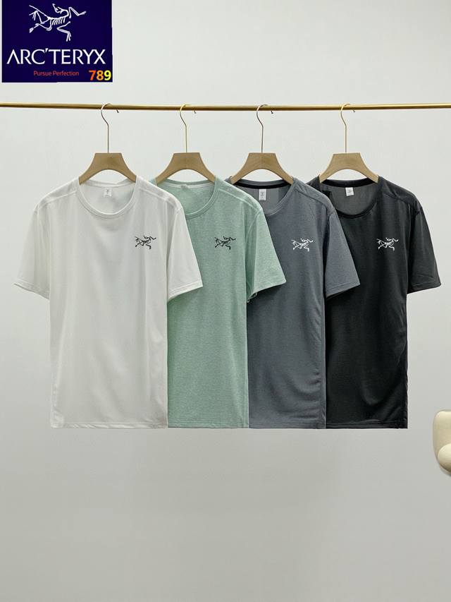 Arcteryx始祖鸟户外运动健身通勤速干弹力休闲短袖 速干面料是一种能够迅速吸收并蒸发水分的纺织品，在户外运动中尤为受欢迎，因为它能够有效保持身体的干爽和舒适