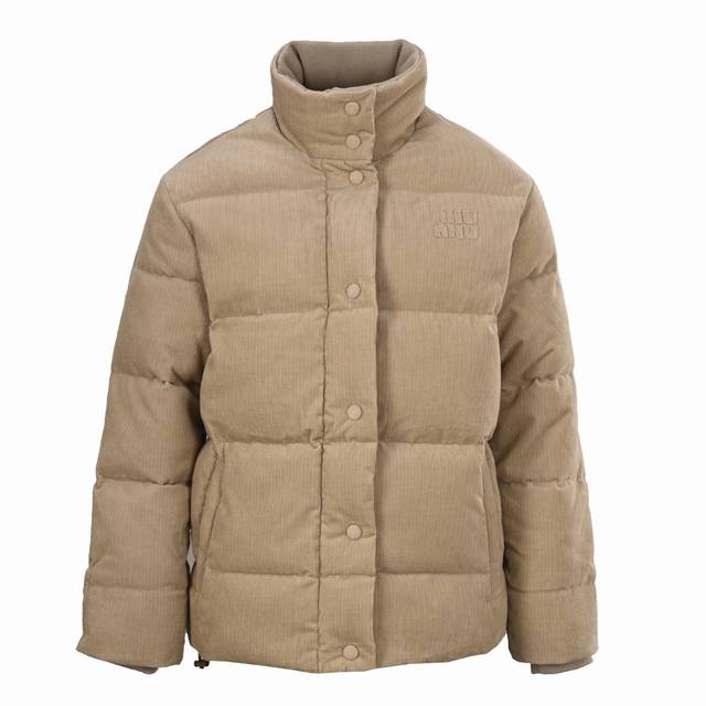 Miumiu缪缪Mm 贴布绣灯芯绒立领羽绒服 采用灯芯绒面料，手感柔软细腻，保暖性良好。同时，灯芯绒的表面纹路清晰分明，分布均匀、规则。灯芯绒原料以棉为主，全棉