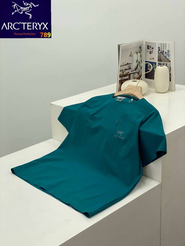 Arc'teryx始祖鸟 25夏季新款情侣款圆领短袖科技面料男子休闲圆运动圆领短袖 版型简洁帅气！下摆开叉式款。 平时单穿也绝对没问题 而且款式很低调，户外风又