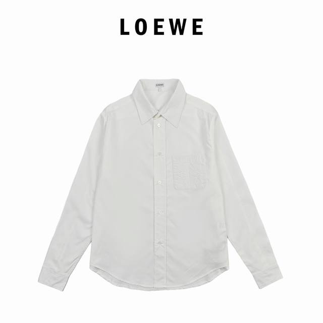Loewe 罗意威早秋新款胸前口袋刺绣Logo衬衫 采用100%棉面料灰常透气，干干净净的感觉，男生女生其实都面料，面料上身柔软舒适，极其细腻！胸前口袋Logo