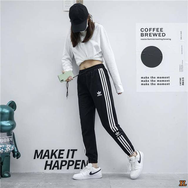 三叶草 独家实拍上新三叶卫裤秋款男女同款运动休闲经典三条杠刺绣Logo天丝罗马350克运动裤，本季主打，货源充足，放心主推，高端品质，经典设计，做工出色，经典百