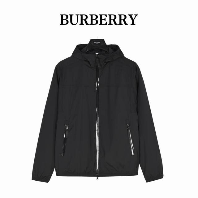 Burberry 巴宝莉后背镂空战马轻薄外套 贸易渠道稀出，海外精品限量销售。户外风衣产品的典范，全身暗纹的商标彰显品牌辨识度。这款夹克兼备温暖且轻盈的特质。