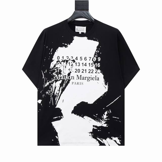 高版本Maisonmargiela 马吉拉 黑白泼墨涂鸦短袖，男女同款。 满满的高级感 性价比超高 手感超级柔软、细腻、柔软和不起球且不变形 G纯棉品质，后领标