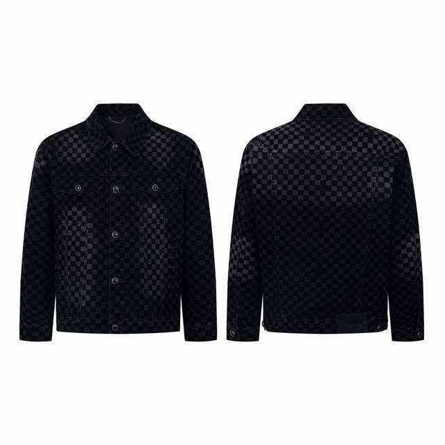 Lv路易威登2025新款棋盘格格子植绒牛仔外套 原版26,600购入开发，采用斜纹棉丹宁面料，多重酵素水洗工艺处理，打造柔和自然的褪色效果，后部呈现正绒面革标签