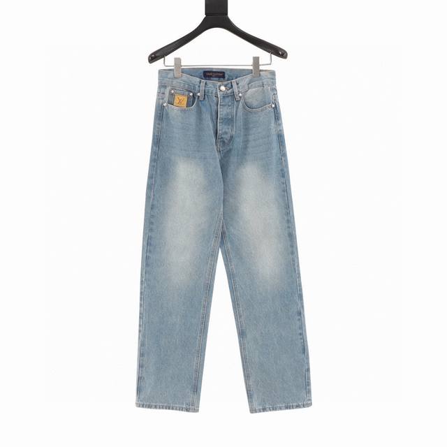 高版本 Lv刺绣口袋牛仔蓝牛仔长裤 原版购入，原版采用480G牛仔布料，洗水后版型透气舒适，搭配棋盘五金原版开模纽扣，版型立挺，有型。洗水色泽媲美Yb效果，定制