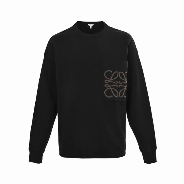 Loewe 罗意威 口袋提花圆领毛衣 选用49%粘纤43%棉和少量锦纶和氨纶织成。粘纤和棉主导亲肤、顺滑与垂坠感，贴身穿着如沐春风。少量锦纶加持下，其耐磨性大大