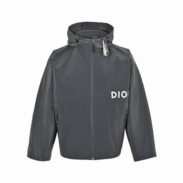 Dior 迪奥 24Fw 字母印花连帽风衣外套 采用进口原料进行面料制作，门襟拉链统一开模定制而成，拉轨才用进口环保材料机械压成。下角绳定织后，才用透芯染技术进