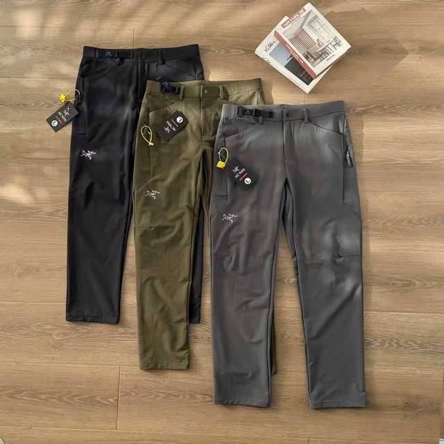 Arc'teryx始祖鸟 秋冬防风 男子 软壳长裤 这款软壳长裤是始祖鸟旗下最受欢迎和公认的多功能软壳裤之一，以其卓越的性能、出色的灵活性和广泛的适用性而闻名。