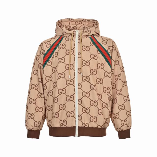 Gucci 古驰 25Fw 满印Gg红绿织带套装外套 原材料高密度棉质帆布 定染出丹宁运动服外套 定制拉头拉链 两侧口袋设计 撞色螺纹接口 多处红绿织带交接设计
