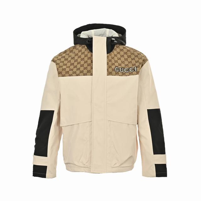 Gucci 古驰 24Fw 拼接满印老花连帽风衣外套 采用提花Gg提花面料拼接，定染出米色和乌木色后，排花设计整齐有序，完美还原！工装夹克剪裁与简约的廓形，舒适