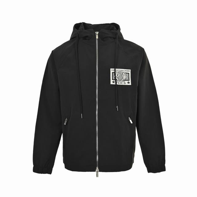 Dior 迪奥 字母刺绣连帽风衣外套 采用进口原料进行面料制作，门襟拉链统一开模定制而成，拉轨才用进口环保材料机械压成。下角绳定织后，才用透芯染技术进行定染效果