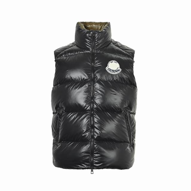 Moncler 蒙口 Sumido毛巾Logo羽绒马甲 Moncler Sumido系列羽绒马甲，黑色立领设 计，尼龙面料＋高品质鹅绒填充，保暖力满分！无 袖绗