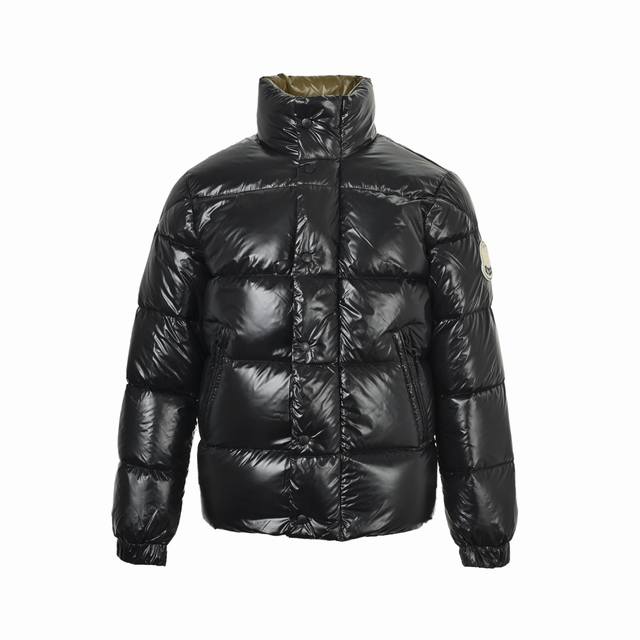 Moncler 蒙口 Abbadia毛巾绣标立领羽绒服 Moncler Abbadia短款羽绒服，亮面黑色设计， 简约又有辨识度！95％鹅绒填充，三层防钻绒内