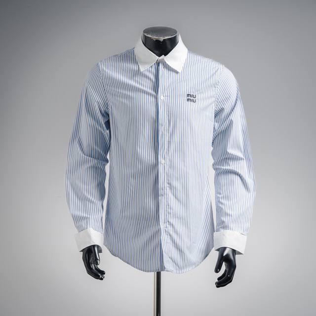 Miu Miu 缪缪字母刺绣条纹翻领衬衫 工艺说明：采用轻盈透气的优质府绸面料制成，经典的条纹图案展现出品牌标志性的设计美学。衬衫采用宽松版型设计，长袖剪裁，正