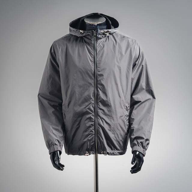 双面穿 prada 普拉达2025新款手臂手袋双面夹克外套 穿上简约干练的休闲双面外套，瞬间重回时髦霸气，又是活力满满的状态。史前最流行的拉链设计，面料全部需要