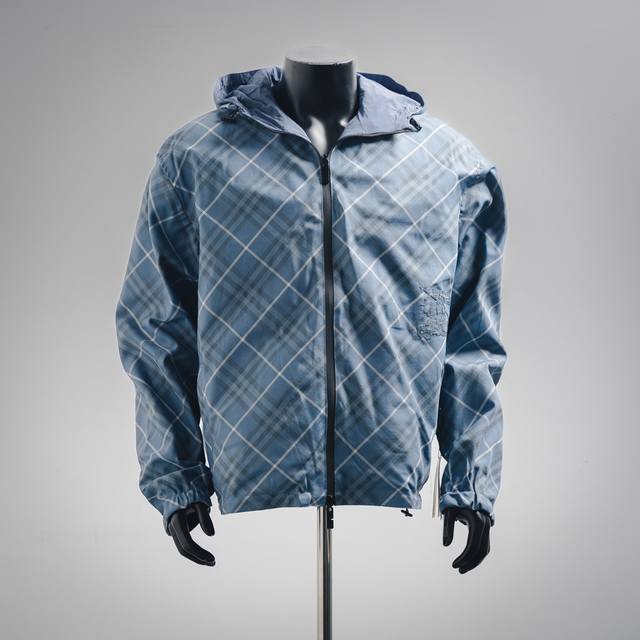 Burberry 巴宝莉 24Ss新款菱型格纹战马双面穿外套 轻便的连帽外套，选用由梭织尼龙面料制成，设计有可调式抽绳连帽以及双拉链设计！下摆采用骑士战马贴花刺