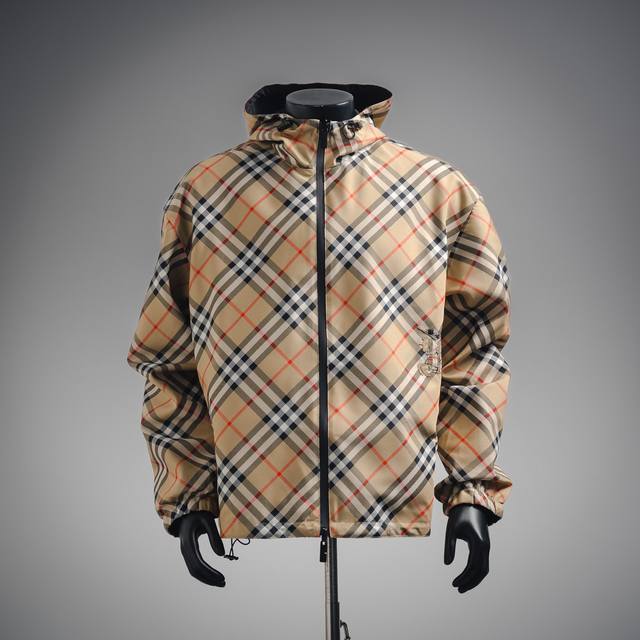 Burberry 巴宝莉 24Ss新款菱形格纹战马双面穿外套 轻便的连帽外套，选用由梭织尼龙面料制成，设计有可调式抽绳连帽以及双拉链设计！下摆采用骑士战马贴花刺