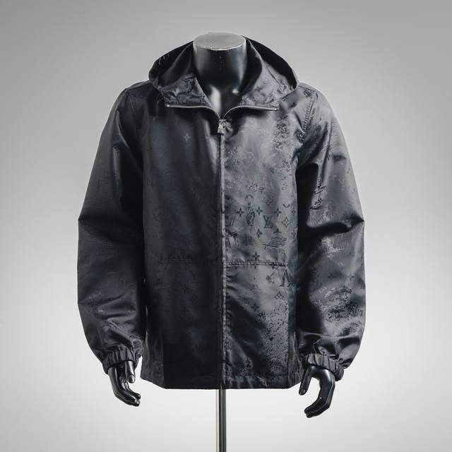 Louis Vuitton Lv路易威登25Ss遛狗暗纹提花外套 采用50D锦纶牛津纺提花面料，纱线采用三角有光长丝，原版扫描花型图案，做85Cm大满幅循环花型