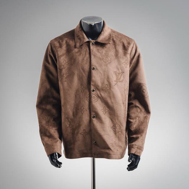 Louisvuittonlv大花刺绣麂皮外套 原版36500购入，采用法国绒定制面料，深咖色绒面布料在不同的灯光下，会呈现不同色系效果。内里定制黑色真丝里布。整