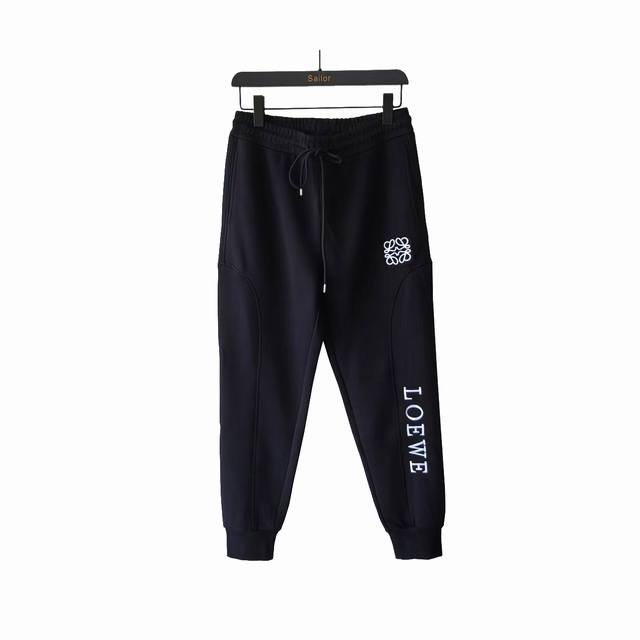 实拍细节图+尺码表 Loewe 罗意威 24Ss镶入式工艺刺绣字母Logo长裤 上身的舒适度绝对足够的强大，也是奢品本质的一种彰显！柔软轻薄，触感更是极端撩人，