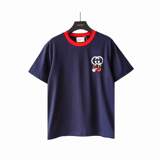 实拍细节图+细节图 Gucci 古驰 双Glogo樱桃吊坠短袖T桖 伦敦艺术家兼插画师Hattie Stewar的创意设计，为品早秋系列添注盎然活力和俏皮之感。