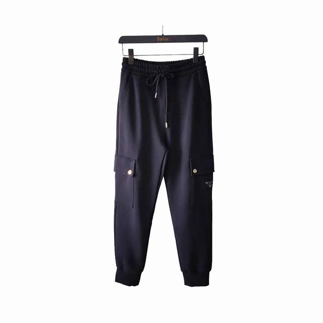 实拍细节图+尺码表 prada普拉达 多纽扣口袋休闲长裤 定制三角皮章 采用高克重华棉面料 男女同款 休闲长裤 真心推荐每色备一条，无压力驾驭任何大型商务场合以