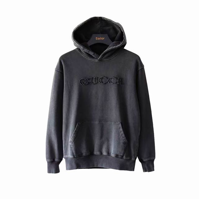 实拍细节图+尺码表 Gucci 古驰 刺绣Logo重水洗做旧卫衣 选用客供定制针织100%纯棉面打造,面料手感细腻，厚实有质感的纯棉布 高密度的机织工艺，如棉絮