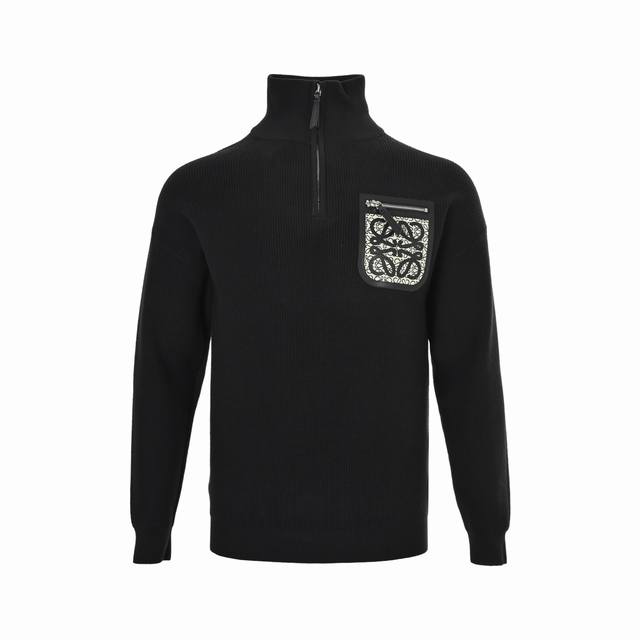 Loewe 罗意威 压胶假口袋半拉链毛衣 罗意威新款毛衣，经过精梳纺成纱线，带来踏实、透气的肌肤友好，圆领太温驯，高领太笃定。 半拉链，是留给呼吸的一段留白。那