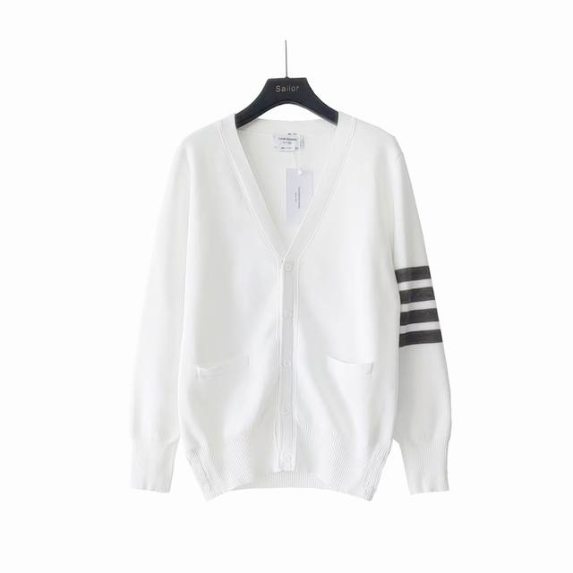 实拍细节图+尺码表 Thom Browne 汤姆布朗 经典四条杠加厚针织毛衣五扣开衫 Tb经典针织四条杠开衫羊毛混纺毛衣 料子采用羊毛混纺 柔软舒适 生产采用日