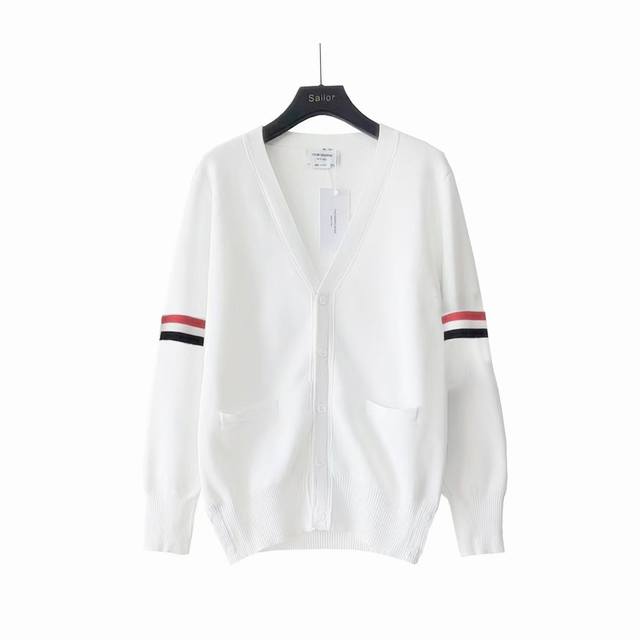 实拍细节图+尺码表 Thom Browne 汤姆布朗 .Tb经典双袖标加厚毛衣五扣开衫 Tb经典双袖标加厚开衫羊毛混纺毛衣 料子采用羊毛混纺 料子柔软舒适 生产