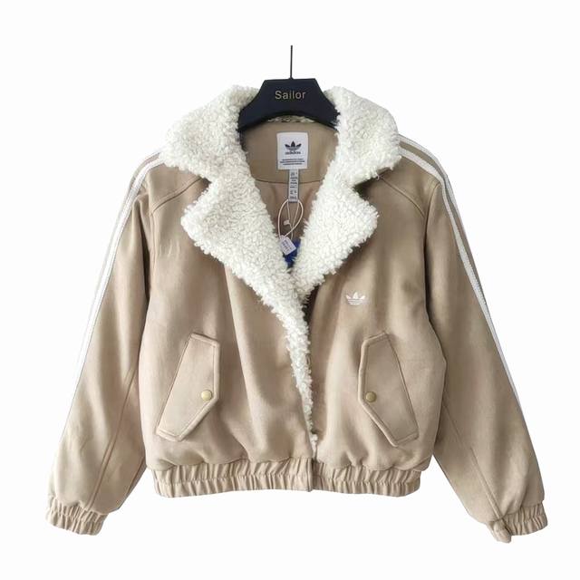 实拍细节图+尺码表 Adidas 阿迪达斯 三叶草羊羔毛外套 深灰酷飒、卡其软萌，两种风格任你挑~ 经典三道杠+大翻领羊羔毛，保暖又有设计感，不管是海边出片还是