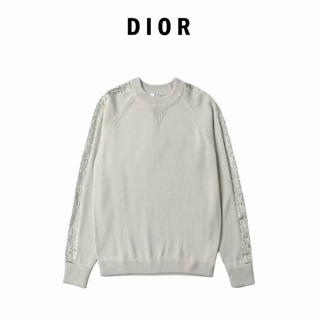 Dior迪奥22Fw 提花织带圆领毛衣 原11,000购入，这款针织衫向经典图案致敬。采用棉质平纹针织面料精心制作，衣袖饰以桑蚕丝Oblique提花条形细节，打