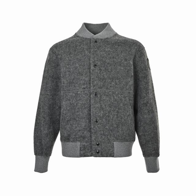 Canada Goose 加拿大鹅 袖标羊绒棒球服外套 面料采用羊毛混纺面料，兼顾保暖亲肤触感与耐磨抗皱实用性；领口、袖口及下摆采用罗纹针织设计，高弹贴合身形。