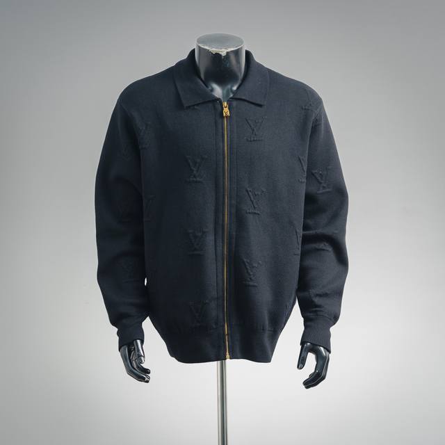 Louis Vuitton 路易威登 浮雕压花翻领针织拉链外套 黑色 原版24,248购入开发，面料采用纱线由底面2条260全精梳棉+5条涤纶+1条高弹拉架制成