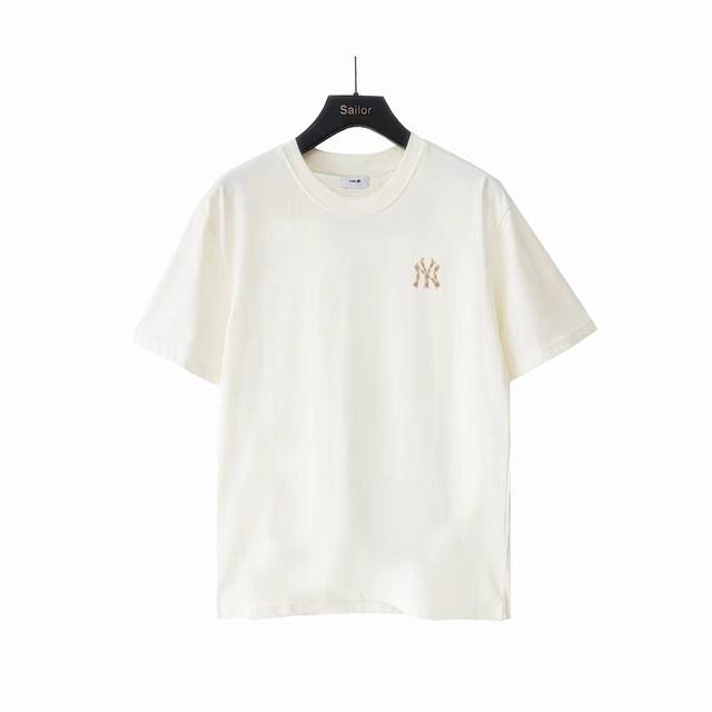 实拍细节图+尺码表 Mlb 前贴布后刺绣Logo字母T恤 五一穿Nyt恤旅游的血泪史：在长城被当移动路标？？ **正文：** 是谁五一穿着新买的Nyt恤勇闯人海