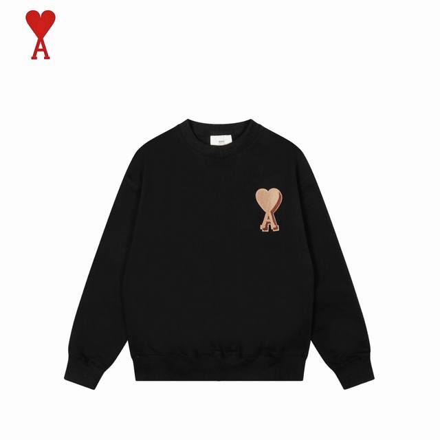 Ami 2025Ss 爱心章仔植绒圆领卫衣 抛开一切乱七八糟的话术 我们直接来到商品参数： 380G定制粗糙手感面料 正确插肩袖做工 每一处细节100%还原官网