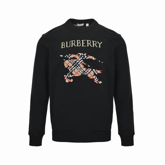 Burberry 巴宝莉 25Fw 十字绣格子战马刺绣圆领卫衣 采用100%纯棉面料制成，精选轻盈翻面绒棉质材料，带来柔软舒适的穿着体验。休闲版型设计兼顾时尚与