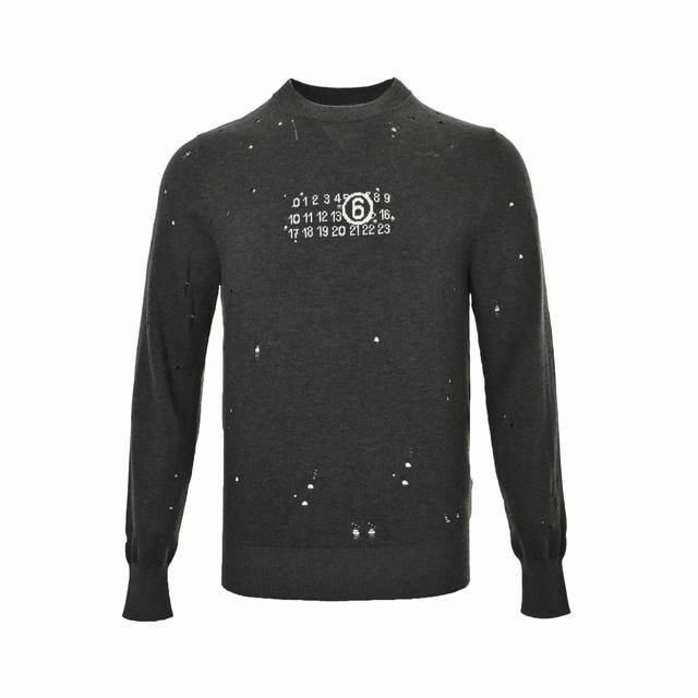 Maison Margiela 马吉拉 25Fw 数字提花破洞毛衣 定织羔羊绒 亲肤细腻，以三大工艺造高级感 手工抽针抽离纱线，形成不规则镂空；德国机提花织品牌