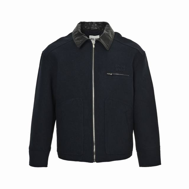 Miu Miu 缪缪 25Fw 羊毛呢棉服外套 精选水洗羊毛毛呢面料，纤维柔顺无刺痒感可贴身穿着，表面带自然绒感与做旧风格，兼具弹性与抗变形力。字母刺绣贴饰经激