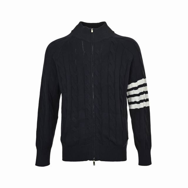 Thom Browne K12四杠绞花毛衣外套 大身采用绞花与平纹拼接工艺，细腻纹路勾勒出层次感，打破单调的同时尽显针织肌理之美，袖子延续绞花元素，右袖经典绞花