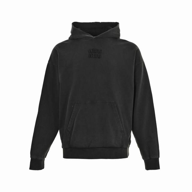 Miu Miu 缪缪 25Fw 贴布字母水洗做旧连帽卫衣 采用订色订染毛圈纯棉卫衣面， G双股双纱，手感舒适 进口针织针梳棉进行制作，厚度适中，有垂感又有轮廓型