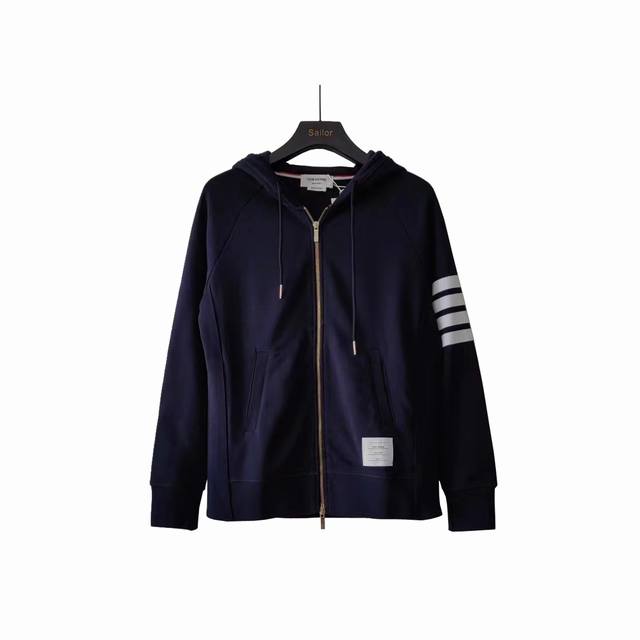 实拍细节图+尺码表 Thom Browne 汤姆布朗 四杠拉链外套 Tb白四杠拉链外套！！！好看到完全爆炸的款，100%爆炸款！！！ 袖子上的白色条纹撞色织带线