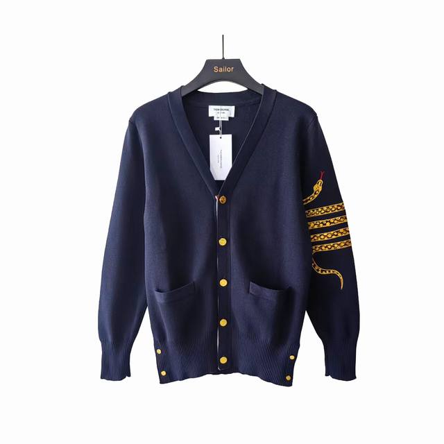 实拍细节图+尺码表 Thom Browne 汤姆布朗 蛇年限定金属蛇五扣金属铜扣毛衣情侣款开衫 Tb针织男款蛇年限定开衫金属五扣铜扣情侣羊毛混纺毛衣 四条杠加厚